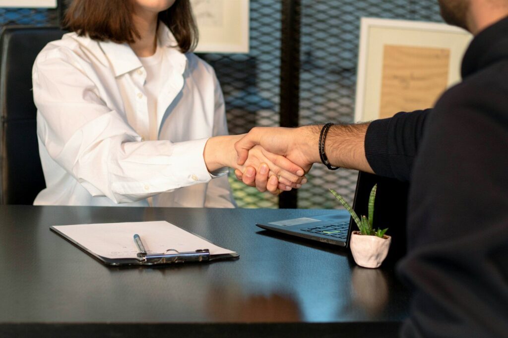 Heinsohn Ecuador - Estrategias para Evitar Multas del SRI y Escalar sus Procesos de RRHH Software de Nómina en Ecuador: Estrategias para Evitar Multas del SRI y Escalar sus Procesos de RRHH