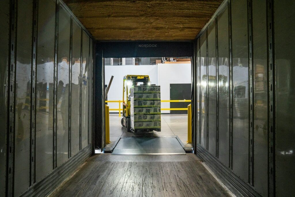 Heinsohn Ecuador - Optimización de la Cadena de Suministro en Ecuador: Estrategias para una Logística de Alto Rendimiento yellow and black forklift during daytime