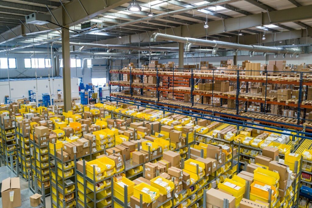 Heinsohn Ecuador - Optimización de la Cadena de Suministro en Ecuador: Estrategias para una Logística de Alto Rendimiento yellow and white plastic box lot